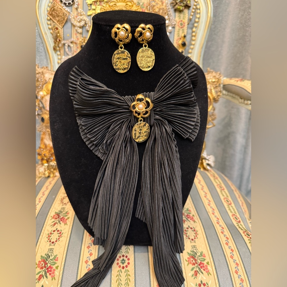 Elegant Gold and Cream Jewelry Set - Picture 14 of 14